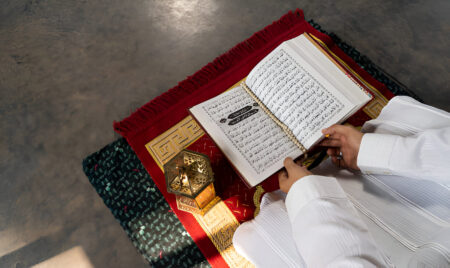 Islamic prayer image, Muslim Men reading Quran